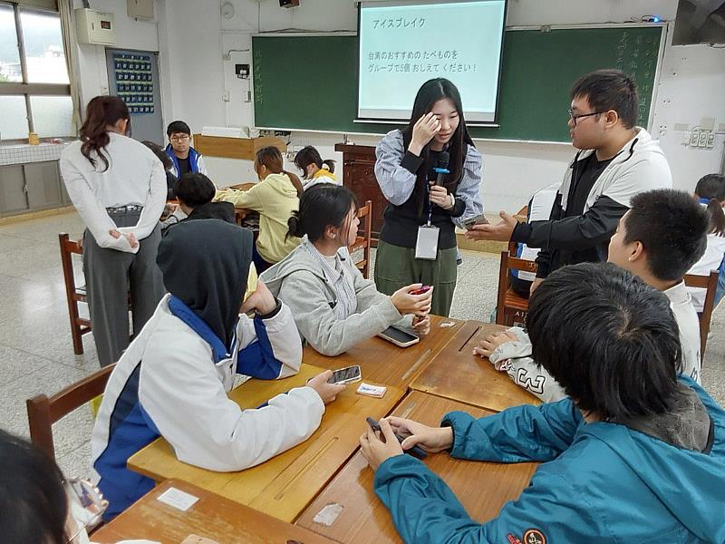 武藏野學生在大葉應日系師生率領下前往水里商工進行文化交流活動