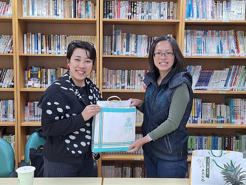 武藏野大學藤浦五月老師(左)與大葉應日系李美麗主任(右)互贈禮品