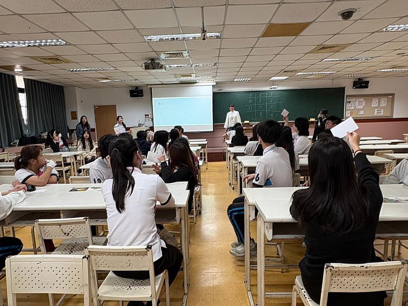 武藏野學生在大葉應日系師生率領下前往新民高中進行文化交流活動