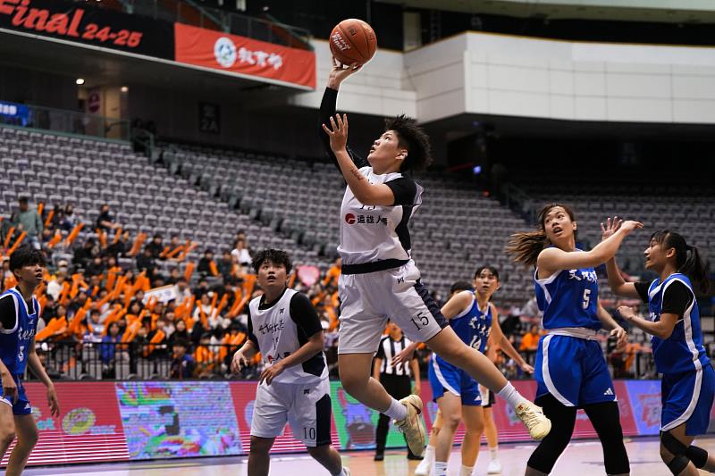 世新女籃中鋒蔡佑蓮在四強賽中多次上演精彩高難度得分,展現核心價值。(世新大學提供)
