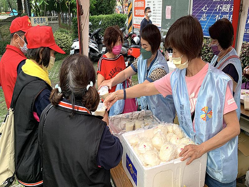 頂新和德文教基金會攜手永靖慈濟環保站、永北社區發展協會、成美文化園和永靖鄉 共好協會，設置香客服務中心，給香客休息，另有盥洗、現煮素麵等服務。（頂新和德文教基金會提供）