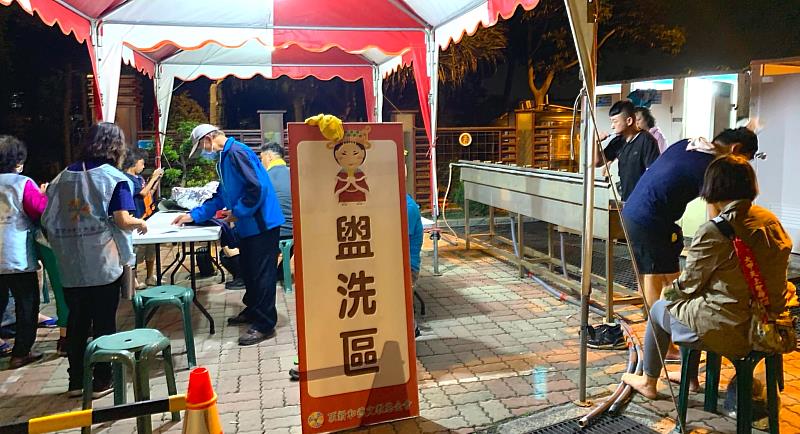 頂新和德文教基金會設置香客服務中心，給香客休息，另有盥洗、現煮素麵等服務。(圖：頂新和德文教基金會提供)