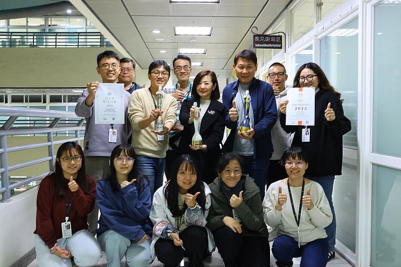 策展團隊嘉義市政府觀光新聞處合影(中 張婉芬處長、右後3 范書銘副處長)