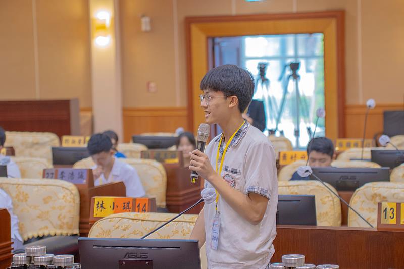 彰化縣團委會青年節拜會縣政機關-議會學生提問