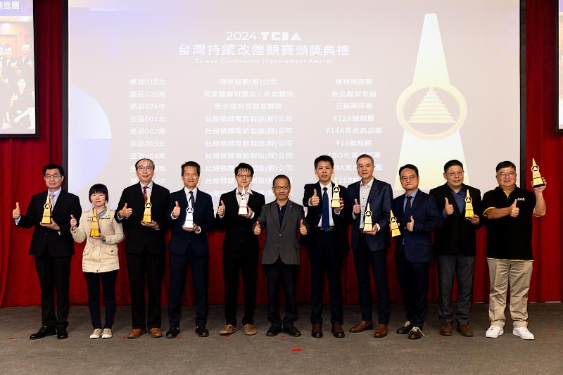 2024年TCIA頒獎典禮 中衛中心謝明達董事長(左六)與金塔獎得獎團隊合照。