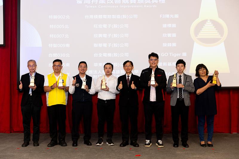 2024年TCIA頒獎典禮 澄清醫療體系周思源總院長(左五)與金塔獎得獎團隊合照。