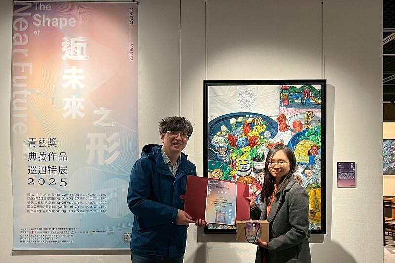 高科大藝文中心林伯鍾主任(圖左)致贈感謝狀給順益台灣原住民博物館林佳慧主任(圖右)。