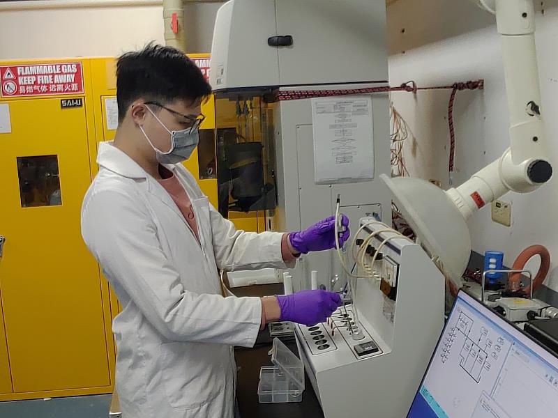 學生使用比表面積分析儀進行二氧化碳吸附材料分析與研究。