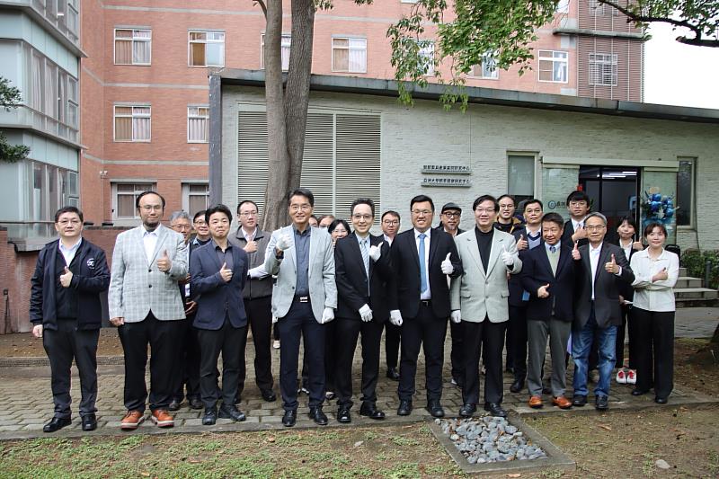 亞大、翔棋科技「智慧載具產業共同研究中心」揭牌，瑞思資訊暨翔棋科技董事長郭宏裕(左五)、亞大產學長王昭能(左六)跟與會貴賓、亞大師長合影。