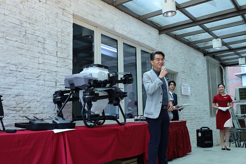瑞思資訊暨翔棋科技執行副總袁紹清於揭牌儀式中致詞，期許與亞大未來合作研究成果能落地實踐。