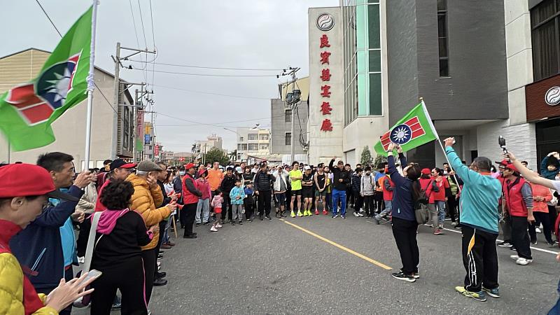 臺南市救國團為慶祝青年節，六甲區團委會舉辦「早安晨跑暨摸彩活動」