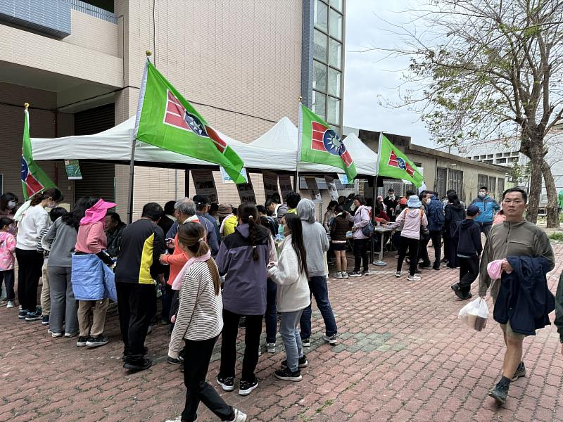 臺南市救國團為慶祝青年節，六甲區團委會舉辦「早安晨跑暨摸彩活動」