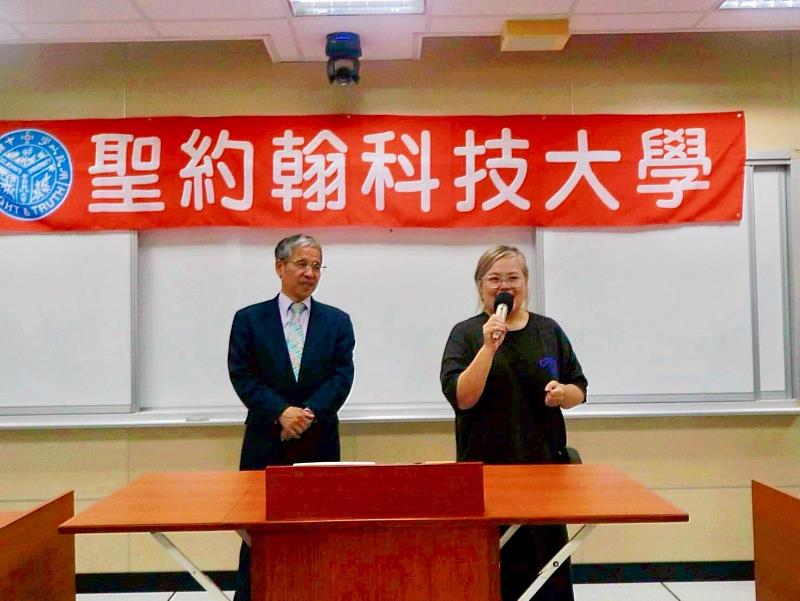 新生命小組教會李依璇代表(右)分享愛與祝福行動。