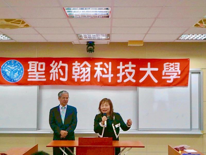 中華Fun心關懷公益協會陳梅雋理事(右)致詞,鼓勵學生學習付出與回饋。