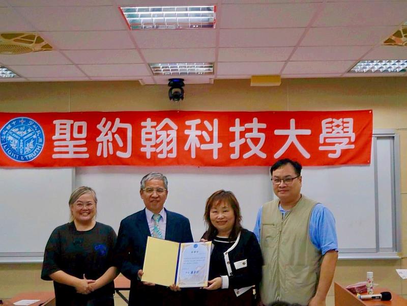 主辦與協辦代表合影,展現跨單位合作的公益力量。左起:新生命小組教會李依璇代表、唐彥博校長、中華Fun心關懷公益協會陳梅雋理事、課職組陳登騏組長。
