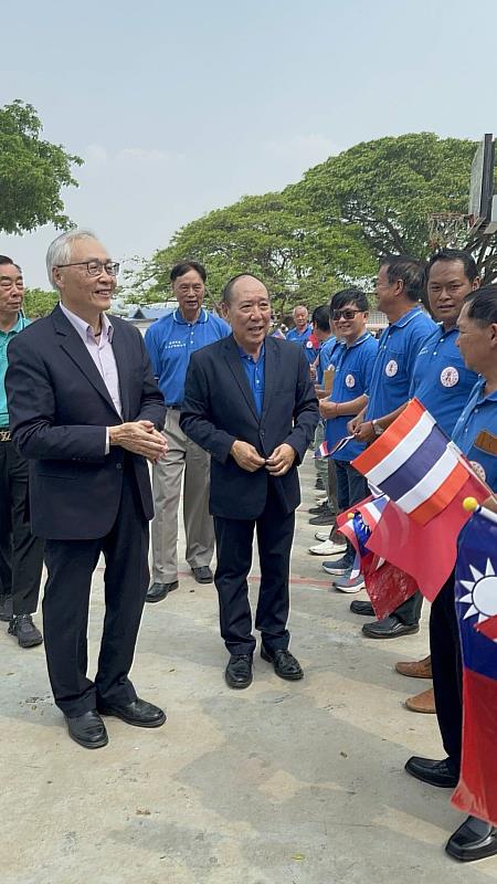 中華民國僑務委員會副委員長張良民(左)赴泰國清邁熱水塘一新中學參訪,受到師生熱烈歡迎。