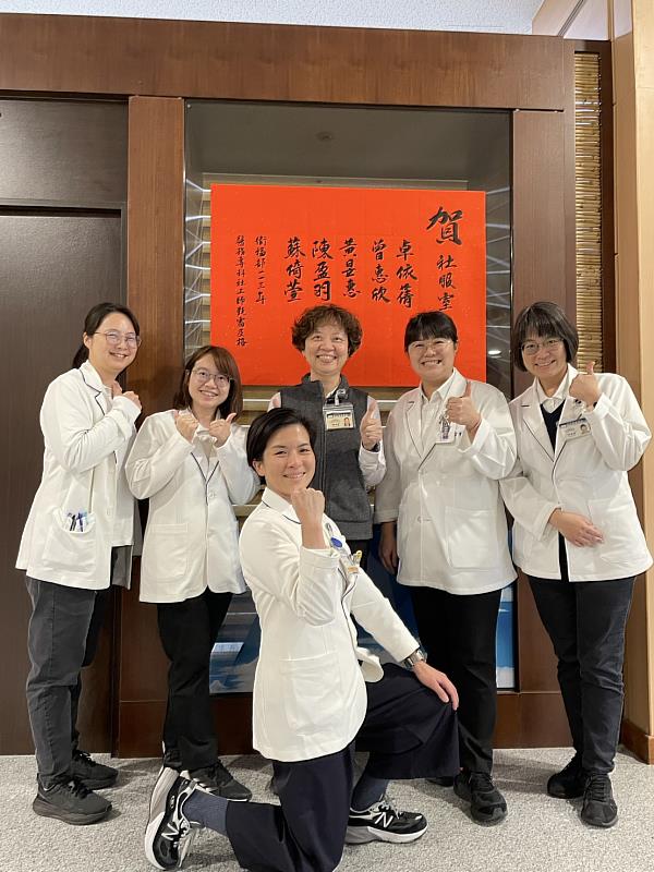 今年花蓮慈院有5位社工師成功取得醫務專科社工師資格，左起蘇倚萱、陳盈羽、黃昱惠、曾惠欣、卓依蒨，與社服室主任謝侑書(中)在紅榜前合影。