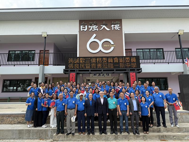 僑委會副委員長張良民與一新中學師生合影。