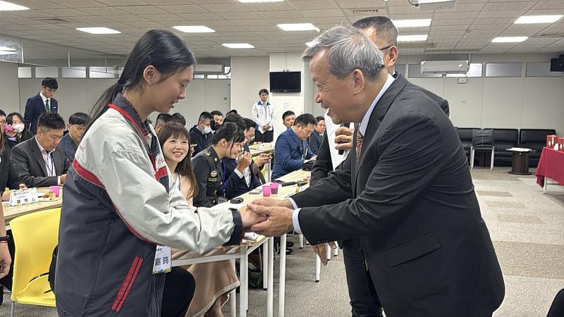 南投縣副縣長王瑞德與學校優秀青年握手