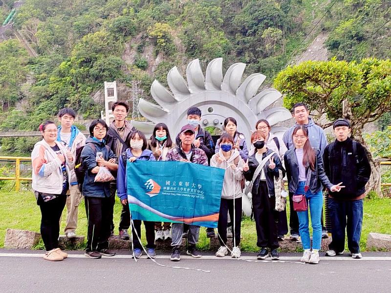 前往銅門發電廠實地參訪水力發電設備。