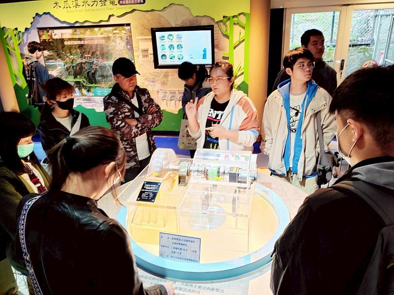 銅門發電廠導覽員解說小水力發電的運作與歷史演進。