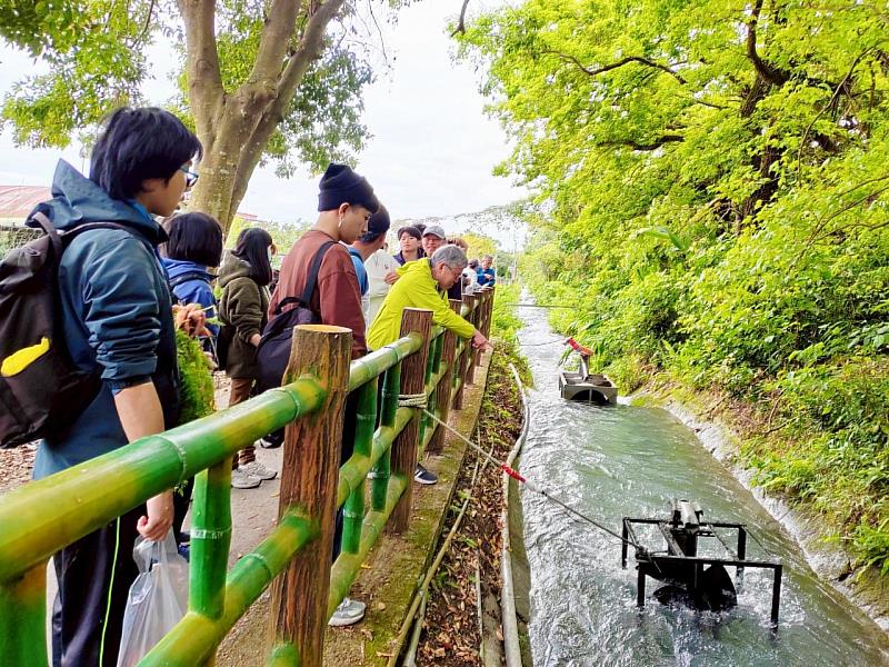 與龍華科技大學團隊進行跨校交流,雙方分享設計理念與技術應用。