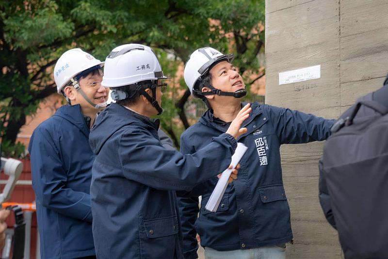 竹市代理市長邱臣遠查看清水模