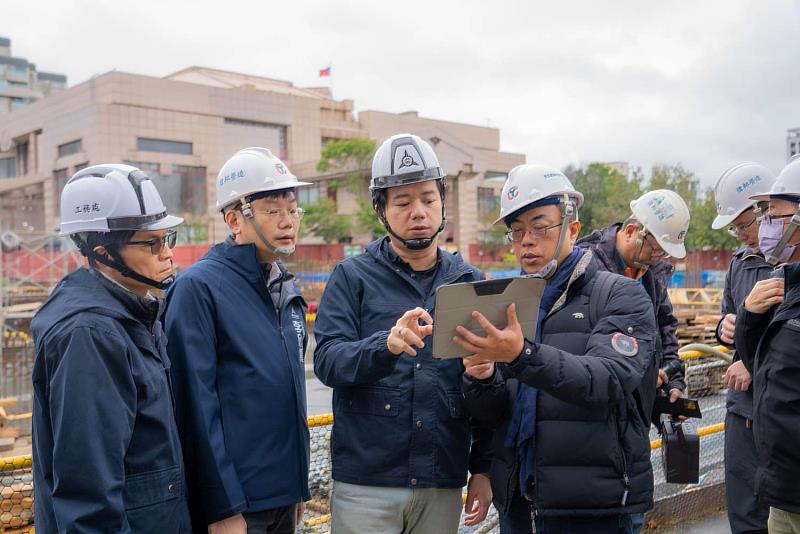 竹市代理市長邱臣遠視察新總圖暨停車場工程,聽取現場簡報