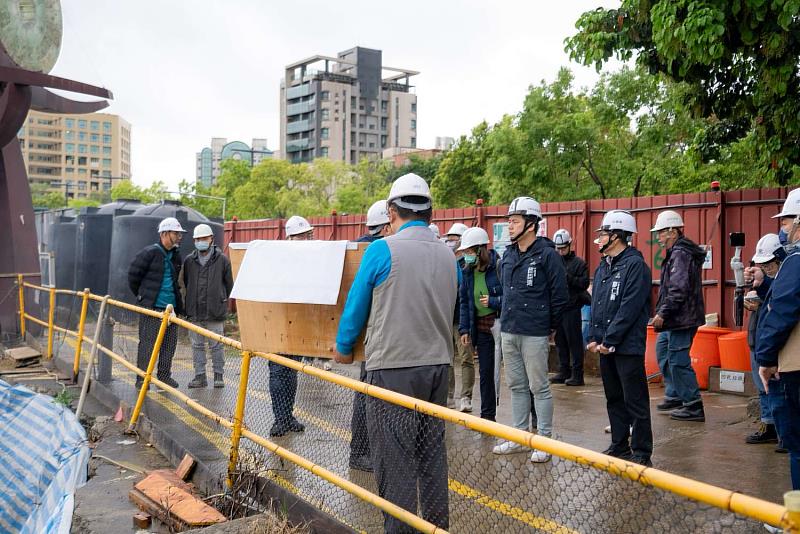 竹市代理市長邱臣遠視察新總圖暨停車場工程,聽取現場簡報