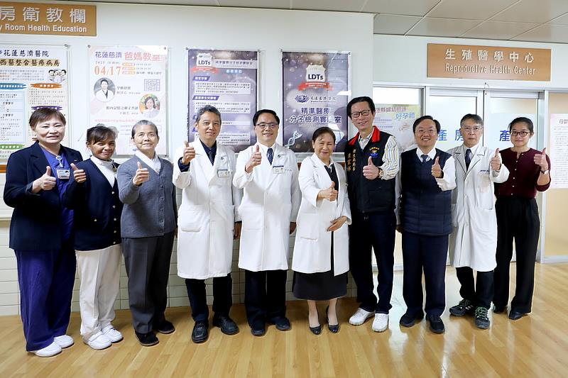 「花蓮慈濟醫院精準醫療分子檢測實驗室」4月1日揭幕,由花蓮縣衛生局長朱家祥(右四)、花蓮慈院院長林欣榮(左五)以及實驗室主持人、生殖醫學中心主任陳寶珠(右五)等人,率領研究及醫療團隊共同揭幕。(吳宛霖攝)