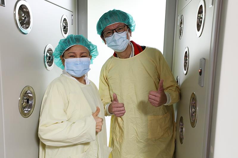 陳寶珠醫師帶領花蓮縣衛生局朱家祥局長,體驗從進入精準醫療分子檢測實驗室的消毒除塵風廊及精密檢驗儀器。(吳宛霖攝)</p>
<p>