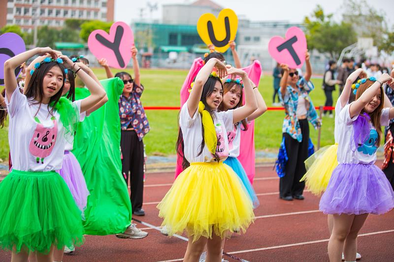 幼兒保育系以創意表演榮獲亞軍。