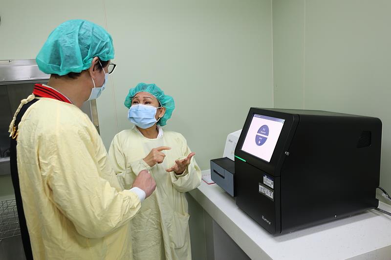 陳寶珠醫師向花蓮縣衛生局朱家祥局長說明花蓮慈院精準分子檢測實驗室的檢驗儀器使用範疇。(吳宛霖攝)</p>
<p>