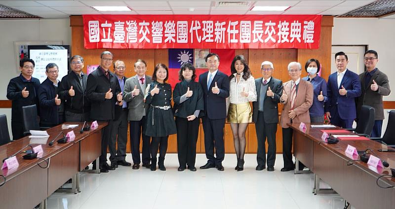 文化部政務次長李靜慧（左8）、新任團長歐陽慧剛（右7）、國臺交代理團長林麗如（左7）及與會貴賓一起合影