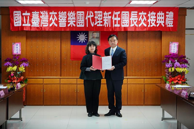 國立臺灣交響樂團今（1）日辦理「代理、新任團長交接典禮」，文化部政務次長李靜慧（左）與新任團長歐陽慧剛（右）合影。