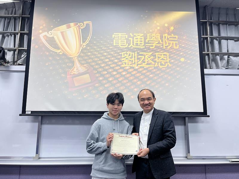 元智電機系劉丞恩（左）榮獲「培力英檢 BESTEP」英語進步獎