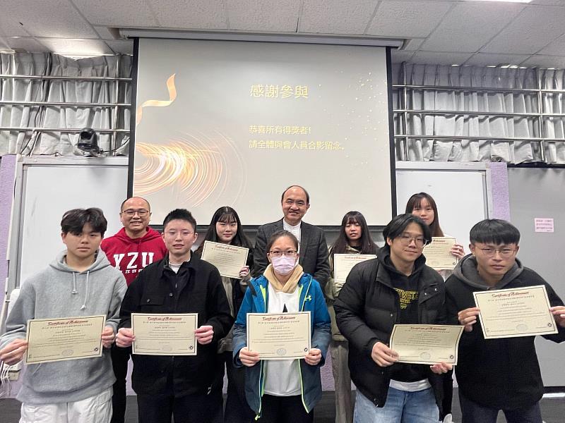 「第三屆培力英檢 BESTEP 菁英獎」校內頒獎典禮,徐澤志副校長(中)親臨現場祝賀