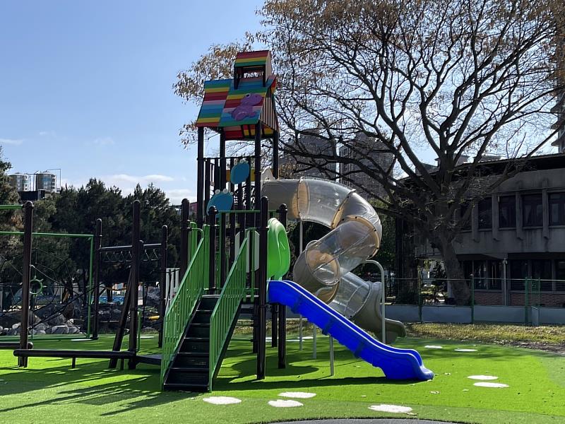 以「435FUN電樂園」命名的嶄新兒童遊戲場,設有筒狀溜滑梯、平衡木等設施。