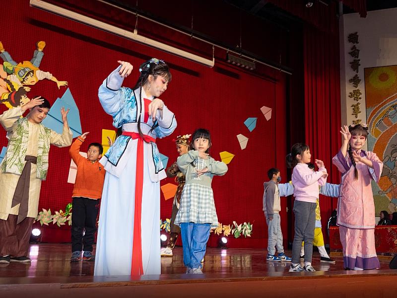 圖5 榮興客家採茶劇團的演員與小朋友進行體驗互動