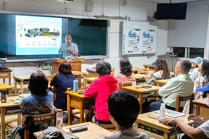 松山社大透過「5050就業網絡合作計畫」補助，開辦就業準備講座，協助中高齡者規劃第二人生