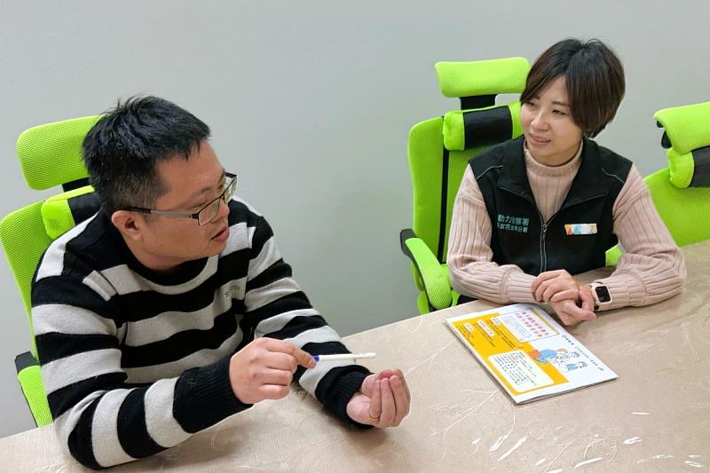 北分署銀髮人才資源中心人員(右)向臺北市松山社大吳主計(左)說明「5050就業網絡合作計畫」內容及申請辦法