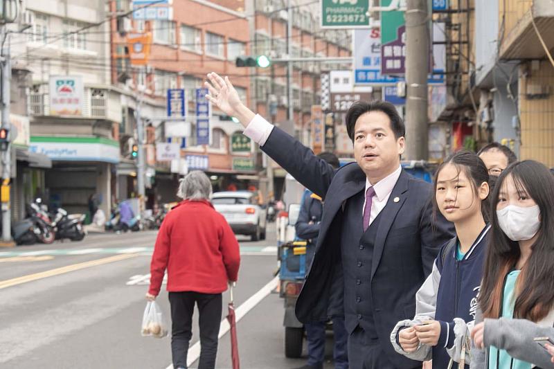 代理市長邱臣遠視察 73 路公車於尖峰時段升級為大型低底板車型,並與育賢國中學生一同等候更寬敞、舒適的公車。