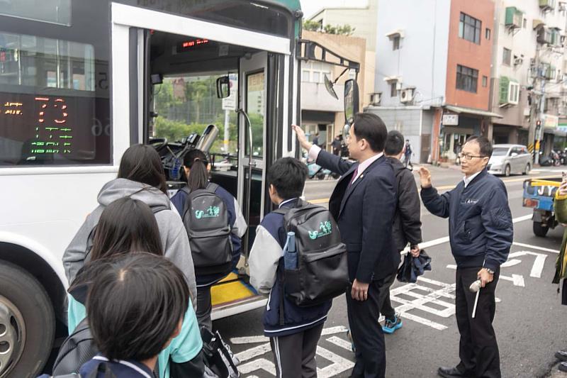 代理市長邱臣遠視察 73 路公車於尖峰時段升級為大型低底板車型,並與育賢國中學生一同等候更寬敞、舒適的公車。