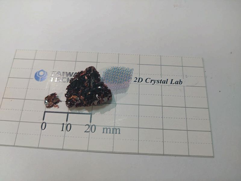 臺科大應科所何清華特聘教授團隊近期成功開發成長出新穎的單一軸向性二維光電半導體材料-三硫化鋯 (ZrS3),並首次揭示三硫化鋯具備多重激子 (Exciton) 態的獨特光學特性。