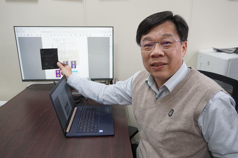 臺科大何清華特聘教授以偏振片和電腦液晶螢幕放光為例,解釋線偏振光與量子數位。圖中右邊亮區發b軸的偏振光(E||b),可視為「1」的操作,而左邊偏振片轉90度後呈黑色(E⊥b),可視為偏振光「0」的操作。