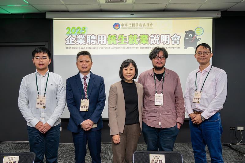 僑務委員會主任秘書榮幼娥主持綜合座談,各部會代表為現場與會人員解惑留臺相關規定