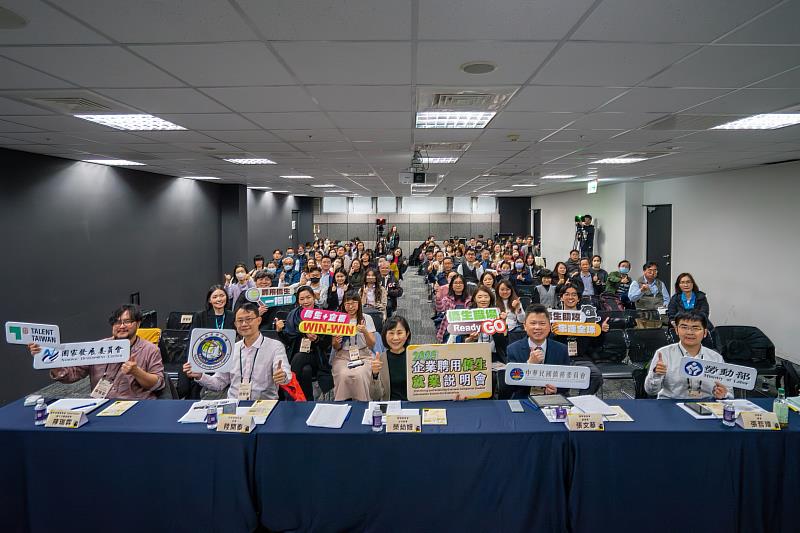 「2025年企業聘用僑生就業說明會」臺中場大合影