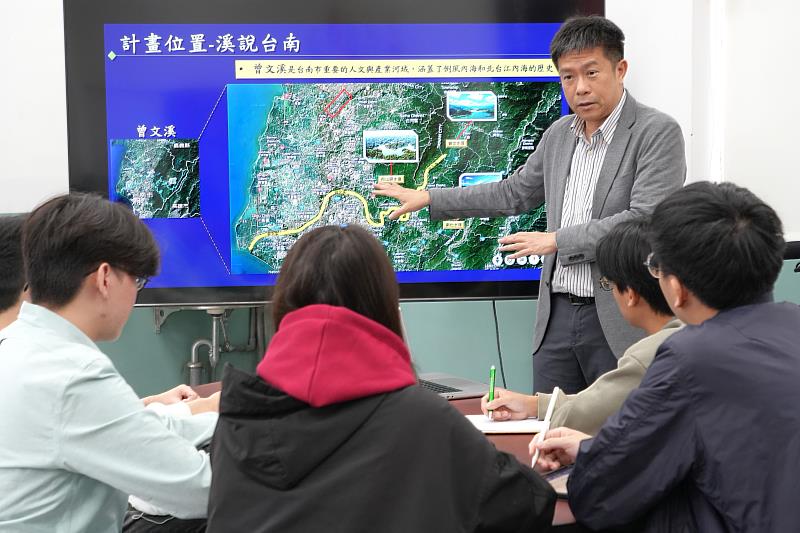 王雲哲教授表示，農業的永續發展關鍵在於維持坡地的健康，於課堂中帶領學生深入了解曾文溪流域的分布與特性