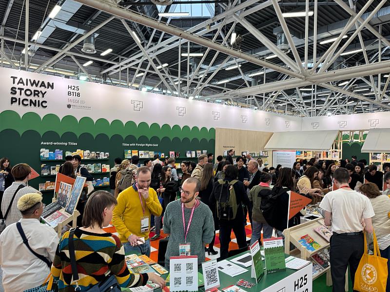 臺灣館以「Taiwan Story Picnic」為主題亮相波隆那童書展，開幕首日人潮不斷。（文策院提供）