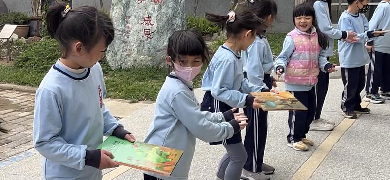書香傳千里義工贈書傳遞書籍
